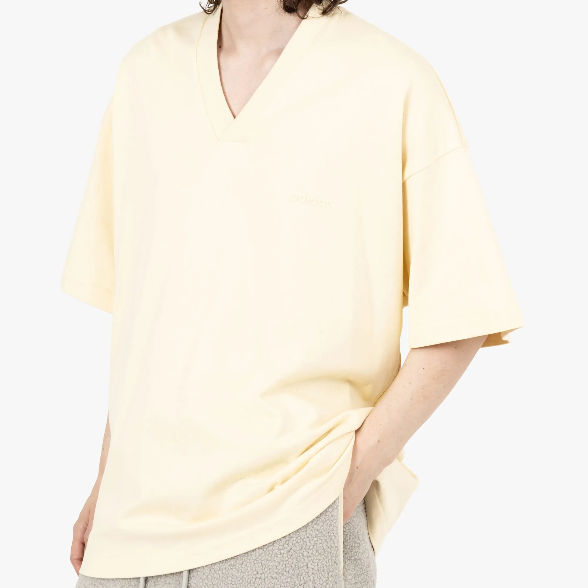 adidas X Fear Of God Athletics T-shirt à col en V Pâle / Jaune