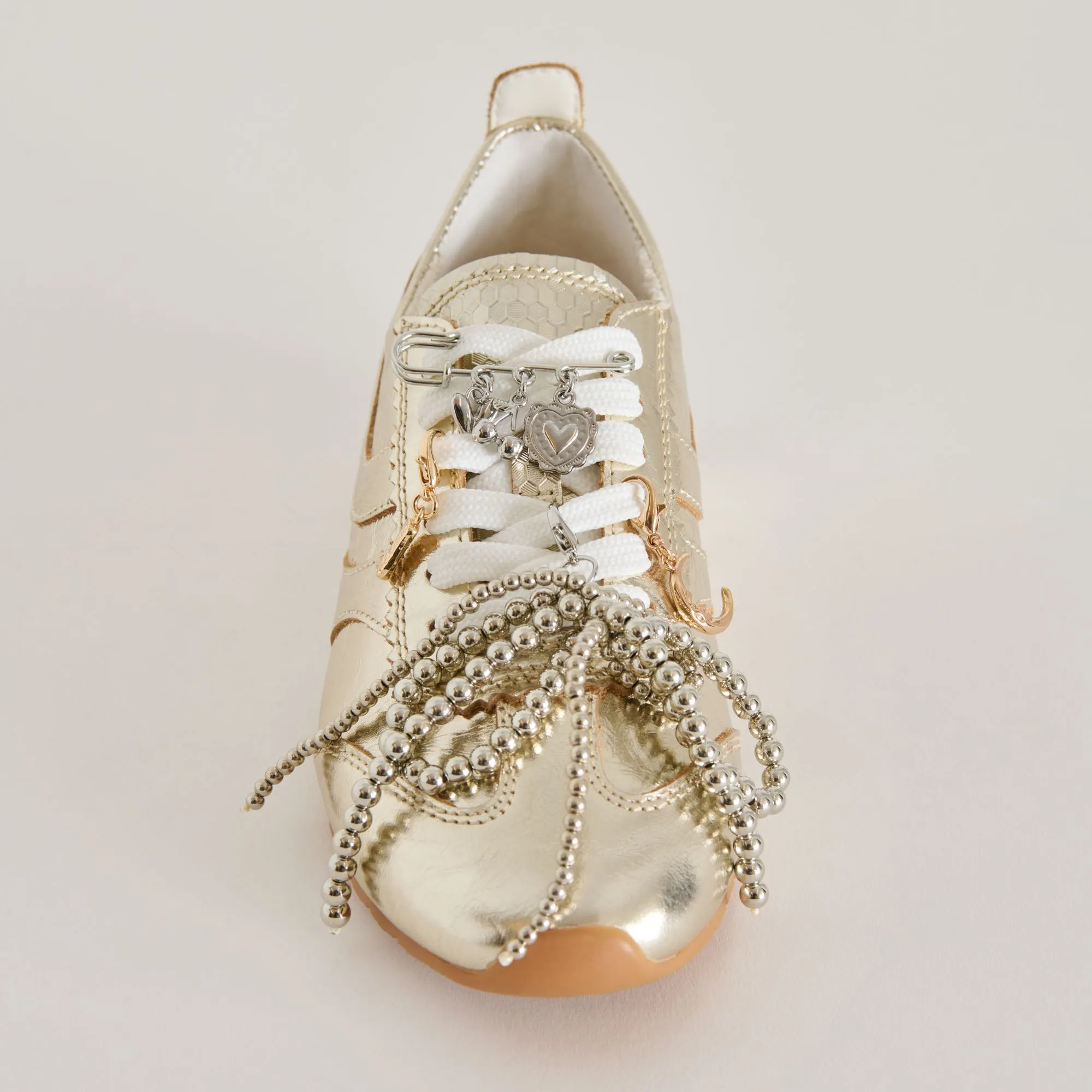 DELANY SNEAKERS OR CLAIR   CHARM PIN EN LOT