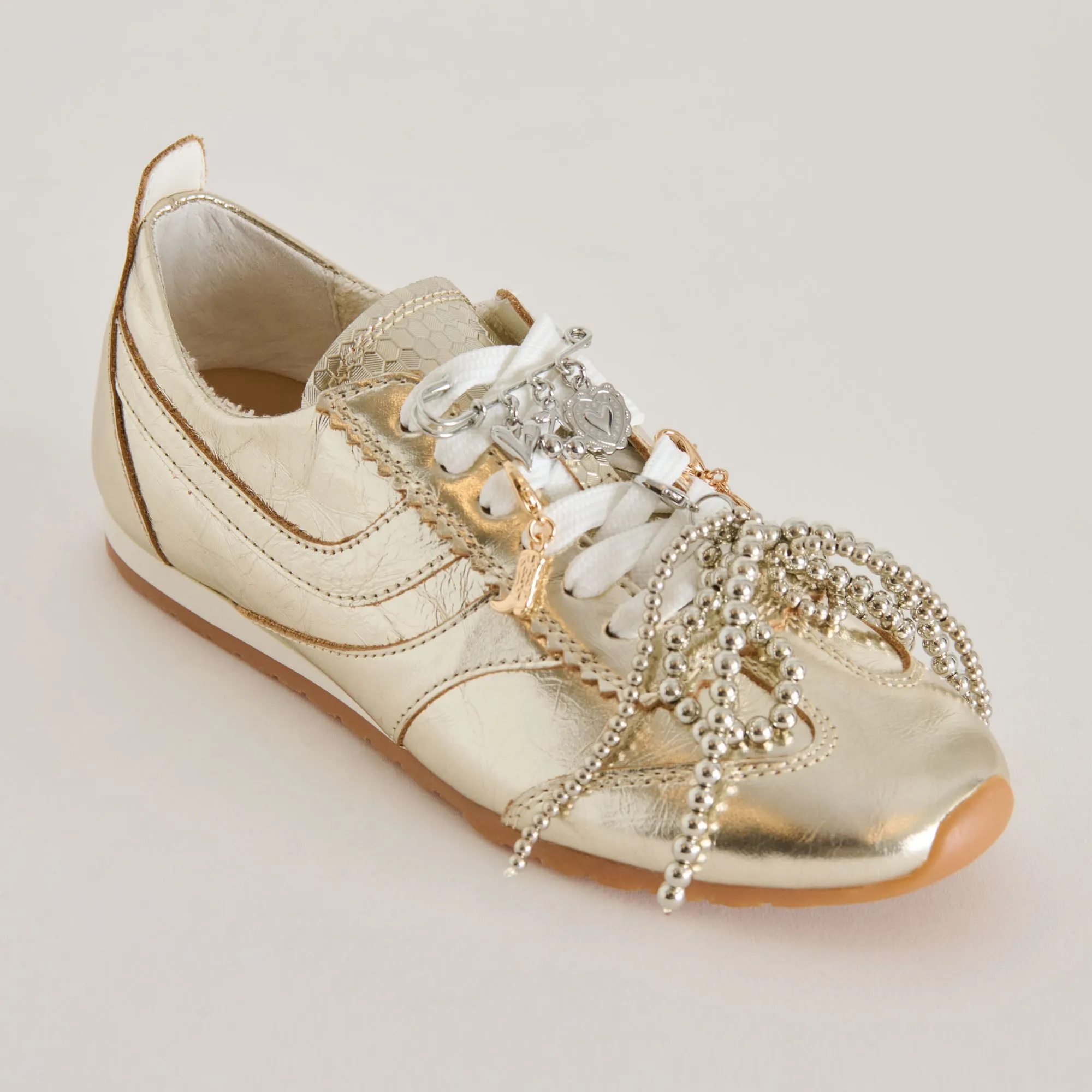 DELANY SNEAKERS OR CLAIR   CHARM PIN EN LOT