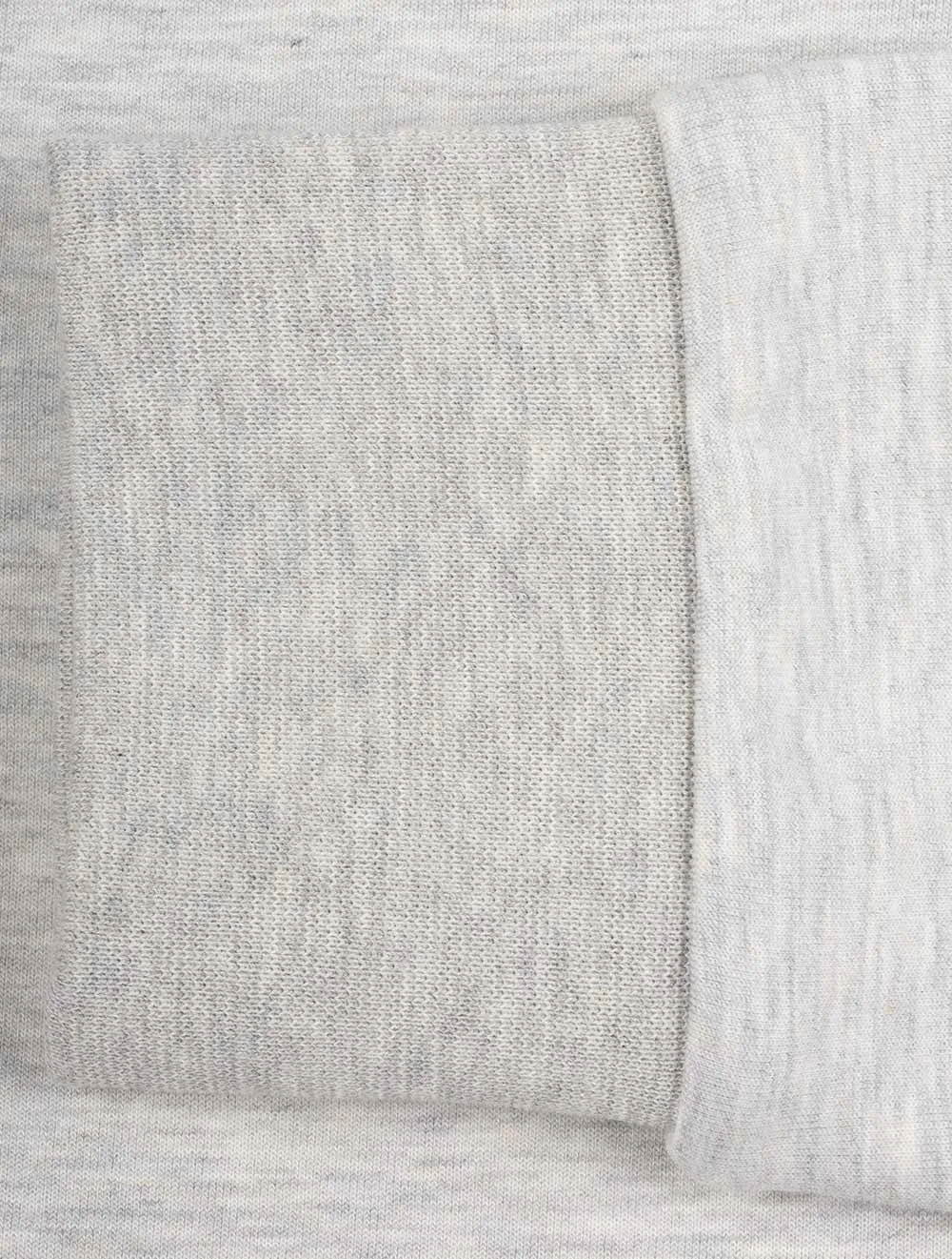 Pull à capuche gris avec motif en relief