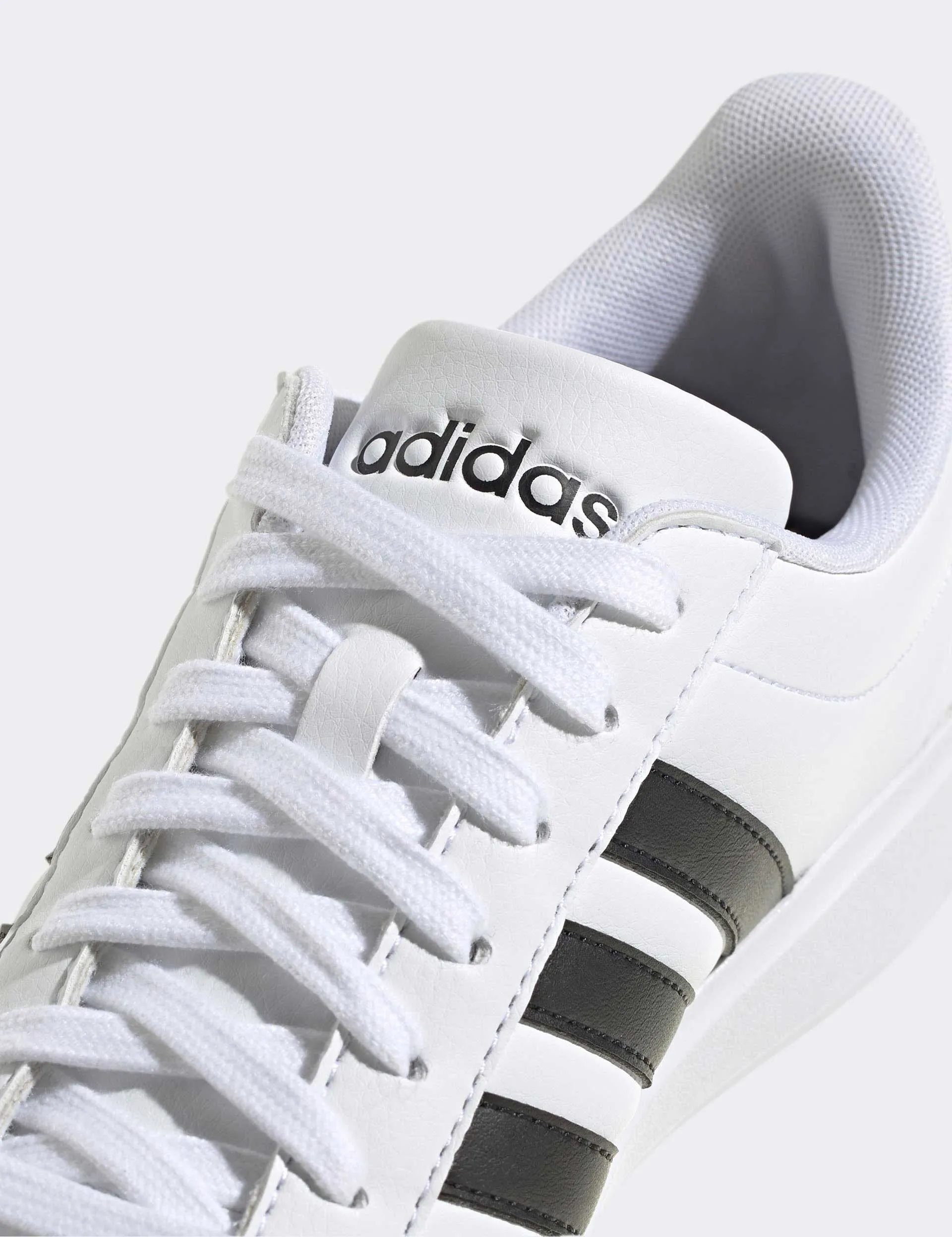Grand Court Cloudfoam Chaussures de Style de Vie Confortables pour la Cour - Blanc Nuage/Noir de Base