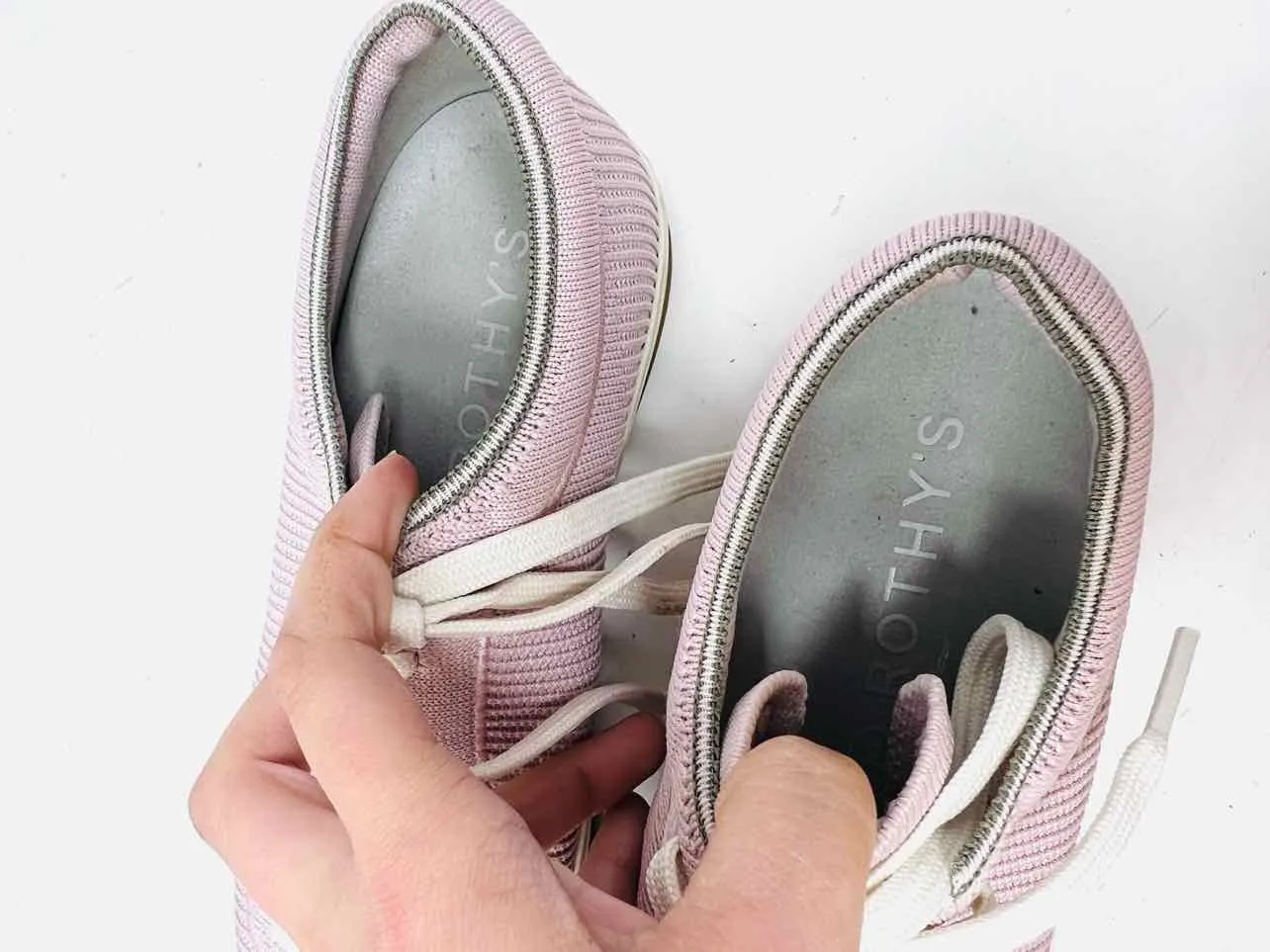 Chaussures de sport tricotées Rothy's taille 8 avec lacets blush/blanc