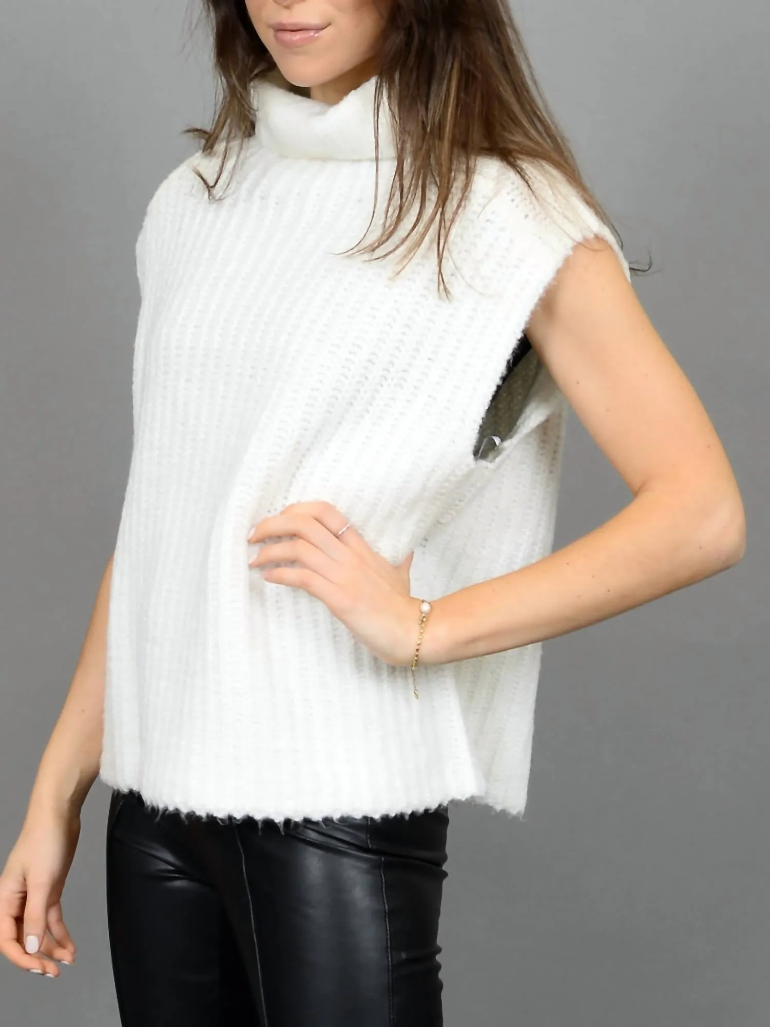 Pull col roulé sans manches Salima en blanc hivernal