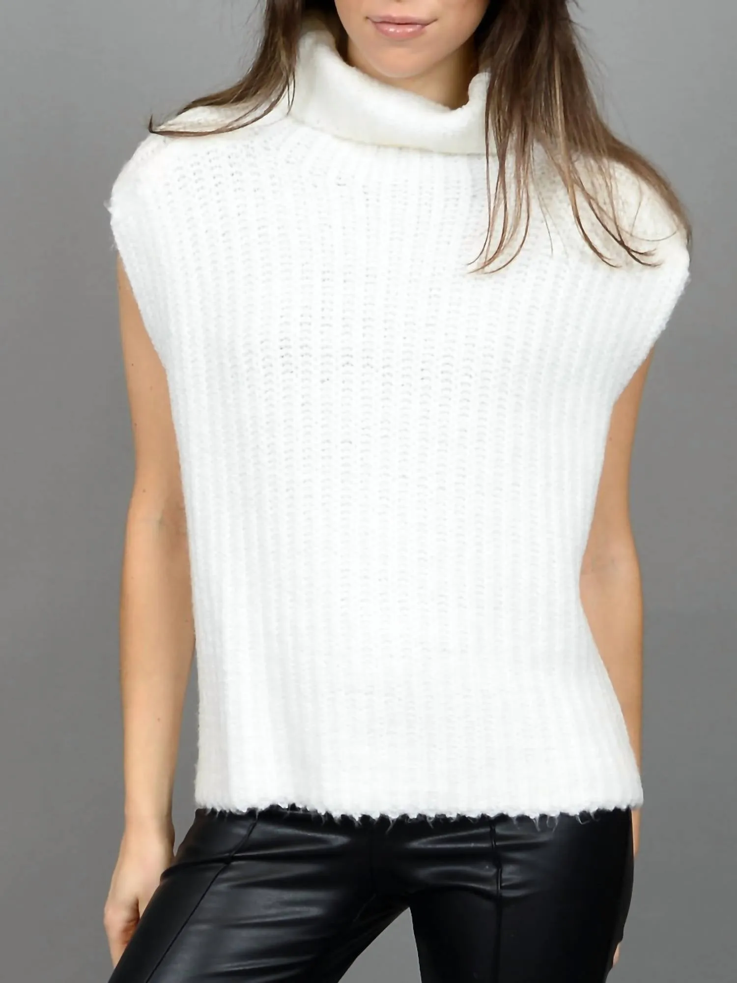 Pull col roulé sans manches Salima en blanc hivernal