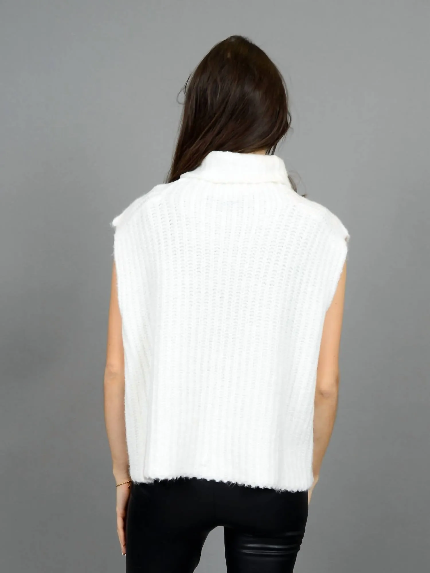 Pull col roulé sans manches Salima en blanc hivernal
