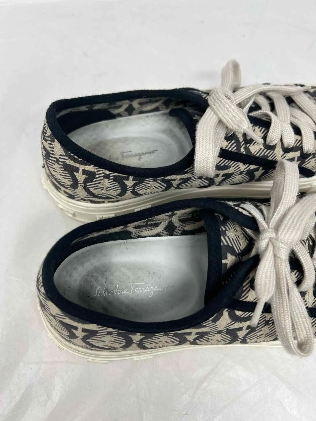 Salvatore Ferragamo Taille 8.5 Beige/Noir Lacets Signature Chaussures Sneakers Telles Quelles
