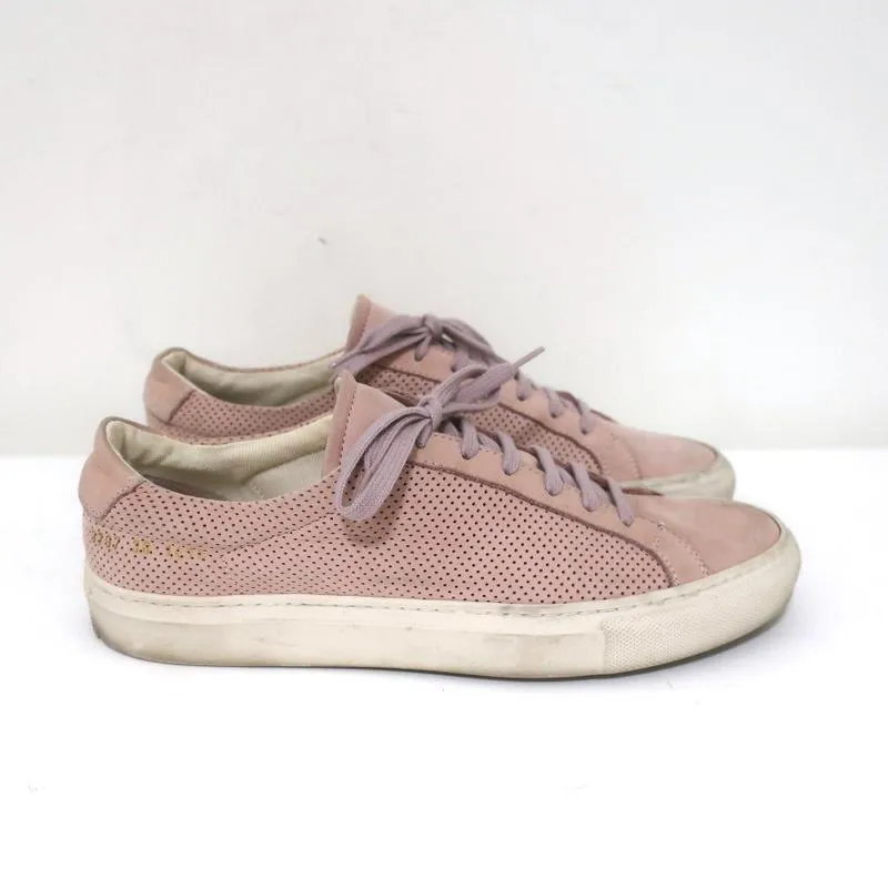Baskets basses Achilles pour femme par Common Projects en daim perforé rose taille 38