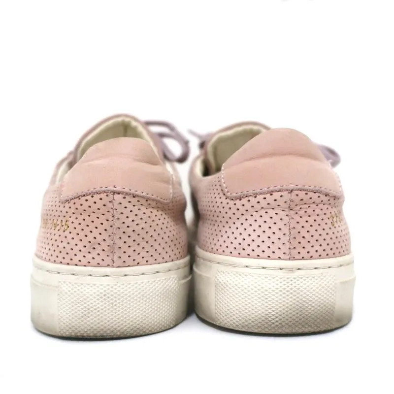 Baskets basses Achilles pour femme par Common Projects en daim perforé rose taille 38