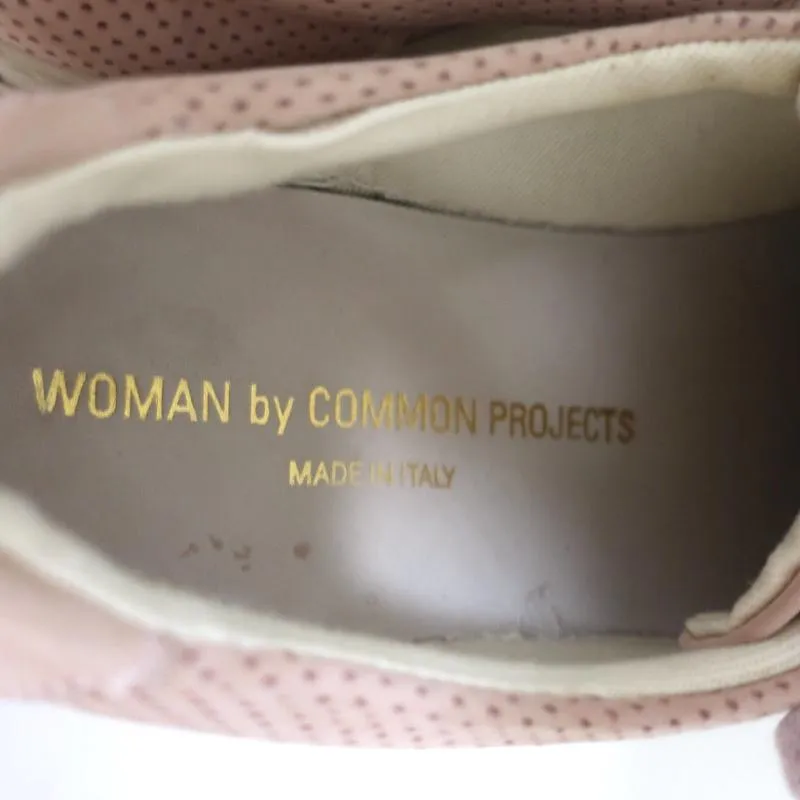 Baskets basses Achilles pour femme par Common Projects en daim perforé rose taille 38