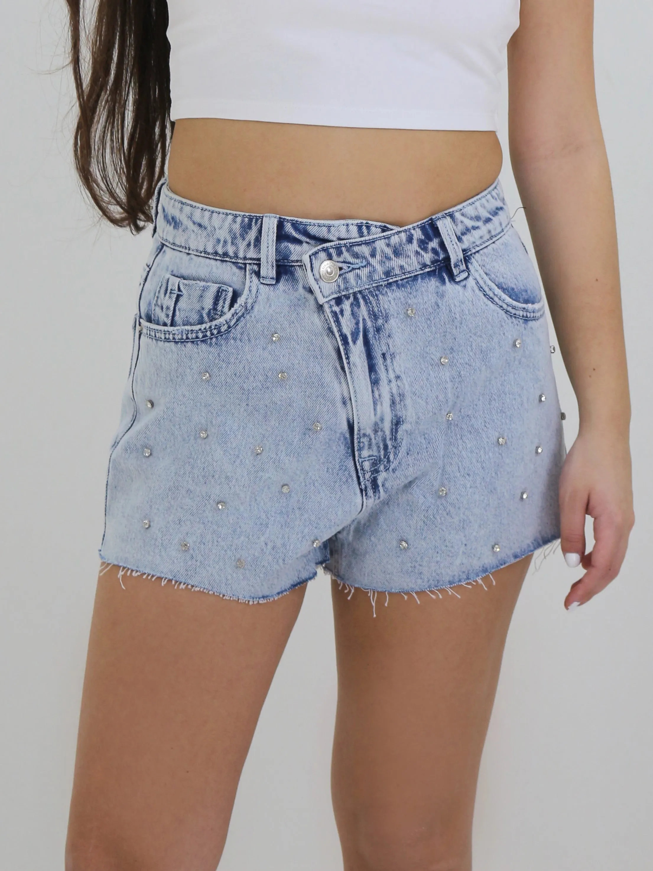 Mini short en denim lavé pour femme avec strass, bleu clair