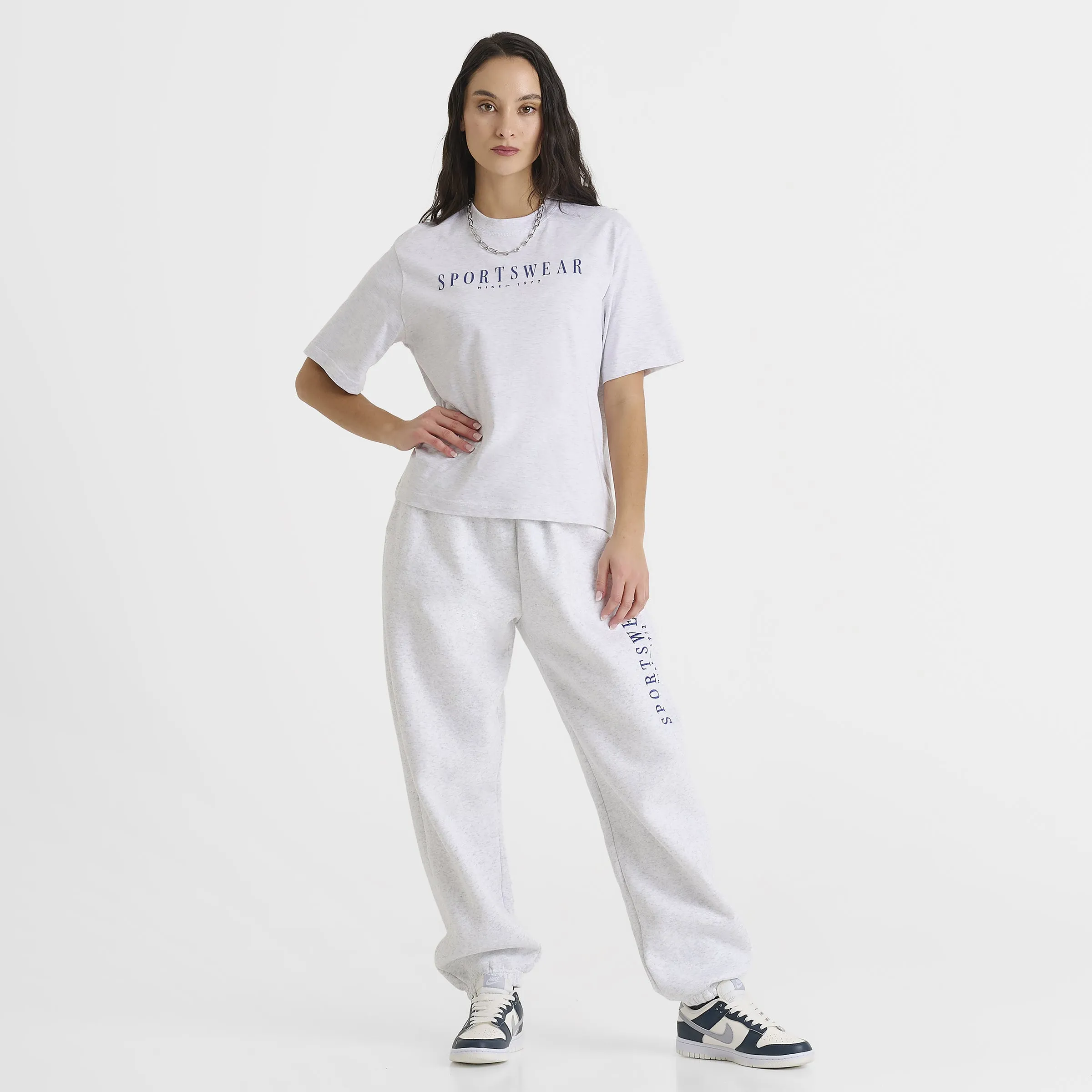 Nike Femme T-shirt graphique oversize Sportswear pour femme Birch Heather / Bleu royal foncé